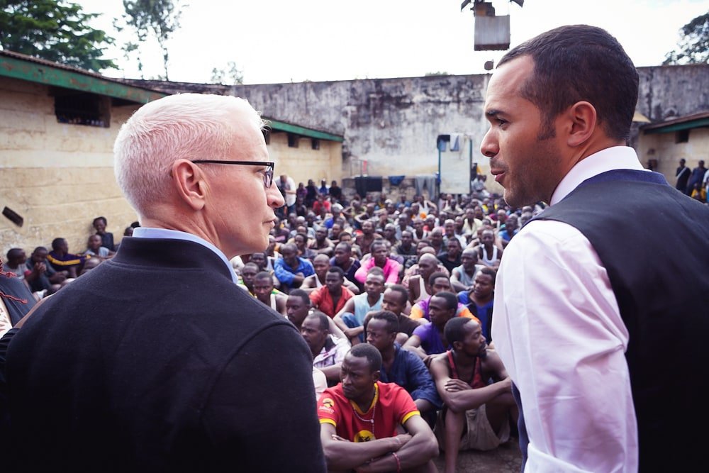 Justice Defenders founder Alexander McLean with Anderson Cooper, addressing a group of African prisoners
